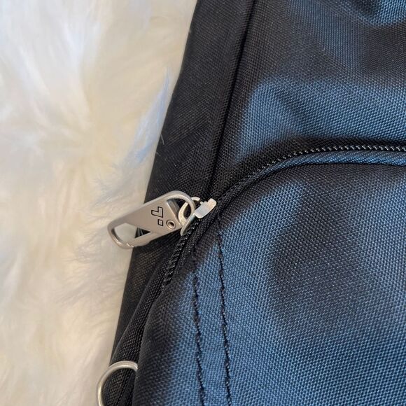 Travelon RFID Anti-Theft Essential Messenger Bag Midnight Blue travel bag new - Picture 4 of 16